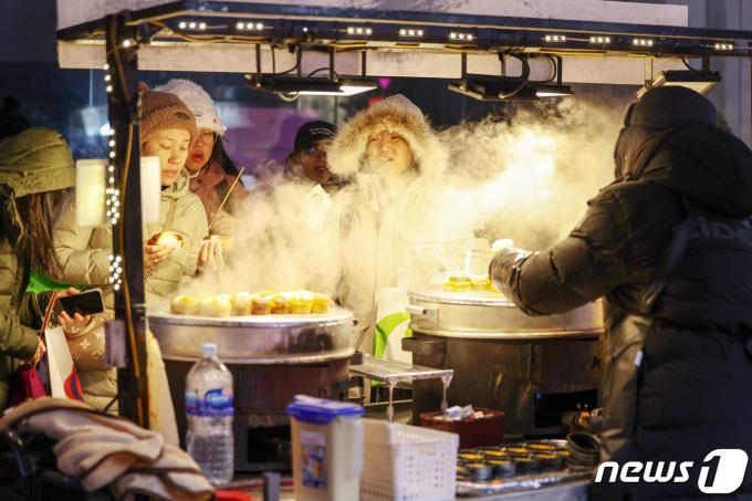 [사진] '한파 속 따뜻한 간식 맛보며'