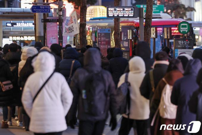 [사진] '버스는 언제쯤?'