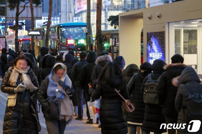 [사진] '한파 속 버스 기다리며'