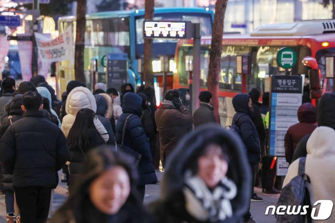 [사진] '꽁꽁 언 퇴근길'