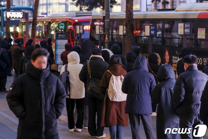 [사진] '한파 속 퇴근길 기다림'