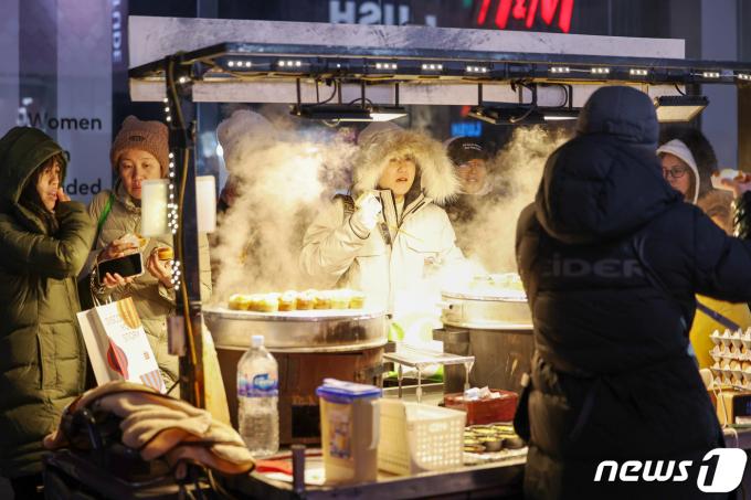 [사진] '한파 잊게 하는 따끈한 거리 간식'