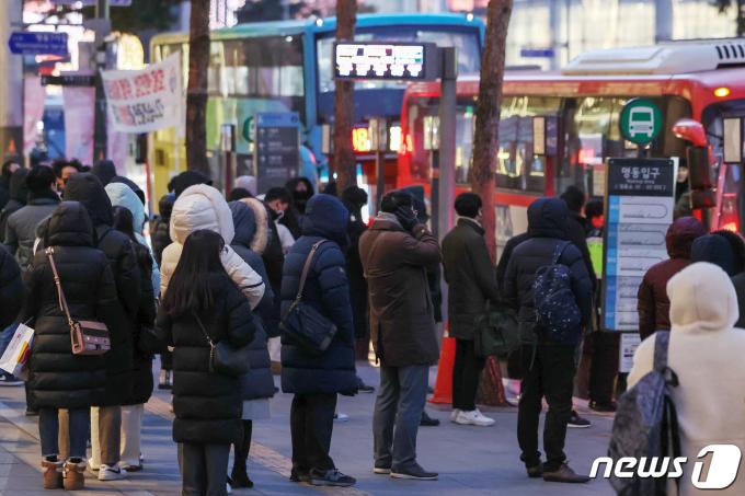 [사진] '퇴근길 한파 속 버스 기다리며'