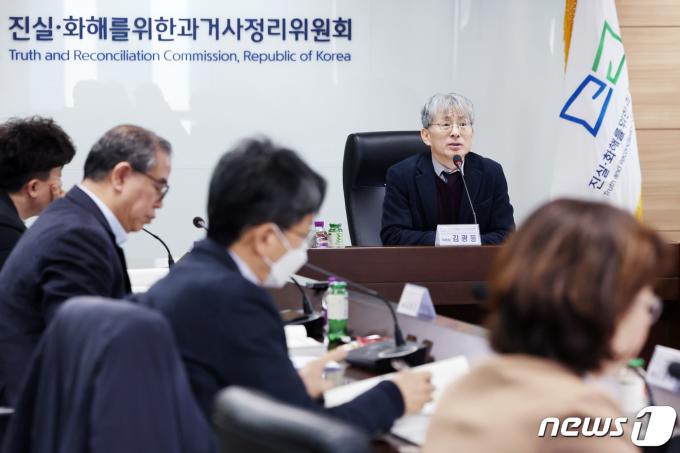 김광동 진실·화해를 위한 과거사 정리위원회(진실화해위) 위원장이 23일 오후 서울 중구 진실화해위에서 열린 제71차 위원회 회의에서 발언을 하고 있다. 이날 회의는 위원회 연장 및 한국전쟁 민간인 집단희생 및 인권침해 진실규명 결정 사건 등을 의결하기 위해 열렸다. 2024.1.23/뉴스1 ⓒ News1 민경석 기자
