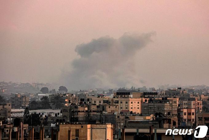 23일(현지시간) 이스라엘군의 공격으로 가자지구 칸 유니스에서 연기가 솟아오르고 있다. ⓒ AFP=뉴스1