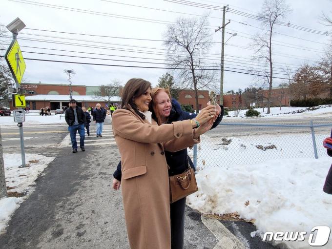오는 11월 미국 대통령선거에 나설 각당의 후보를 선출하기 위한 뉴햄프셔주 프라이머리 투표가 23일(현지시간) 진행되고 있는 가운데, 공화당 대선후보 경선에 출마한 니키 헤일리 전 유엔대사가 뉴햄프셔 데리의 '핀커턴 아카데미' 투표소를 찾아 지지자들과 함께 사진촬영을 하고 있다. 2024.01.23.