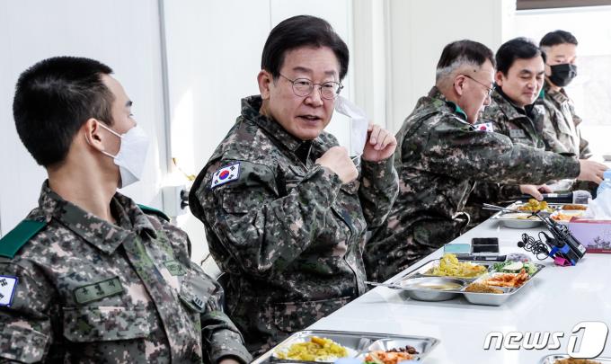 이재명 더불어민주당 대표가 19일 경기도 파주 소재 방공부대를 방문해 단거리 지대공 유도미사일 천마 등을 살펴본 뒤 부대 식당에서 식사 전 마스크를 벗고 있다.(자료사진) 2023.1.19/뉴스1 ⓒ News1 국회사진취재단