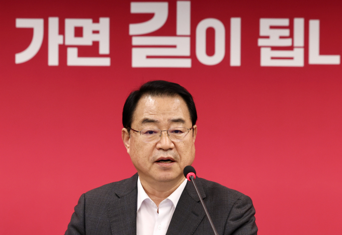 지난 23일 국민의힘 공천관리위원회가 브리핑을 통해 총 3회 이상 경고를 받은 경선 후보자는 자격을 박탈하겠다고 말했다. 사진은  정영환 국민의힘 공천관리위원장이 지난 23일 서울 여의도 중앙당사에서 열린 공관위 2차 회의에서 모두발언 하는 모습. /사진=뉴스1