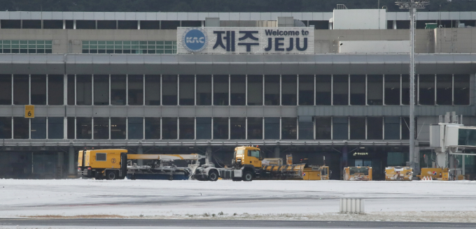 한파와 폭설 등 영향으로 제주를 오가는 항공기와 여객선이 결항되고 출근길 안전사고가 이어지고 있다. 사진은 지난 23일 오전 제주국제공항 활주로에서 제설작업이 이뤄지는 모습. /사진=뉴스1