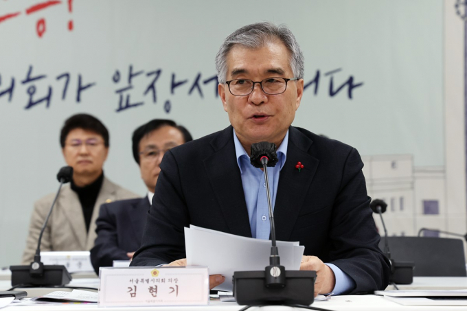 서울시의회가 시의 저출산 위기를 극복하기 위해 소득 기준을 없애고 연 4000가구 공공임대주택을 우선 배정한다는 계획을 발표했다. 사진은 김현기 서울시의회 의장이 지난 23일 서울 중구 서울시의회 의원회관에서 열린 신년기자간담회에서 모두발언을 하고 있다. /사진=뉴스1 