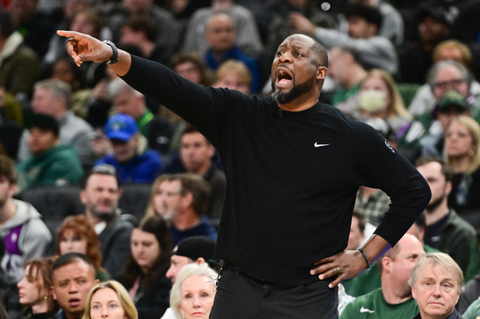 NBA 밀워키가 에이드리언 그리핀 감독을 해임했다. 사진은 에이드리언 감독이 경기를 지휘하는 모습. /사진= 로이터