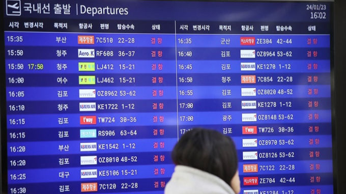 전국에 계속되는 대설과 한파의 영향으로 항공기 346편이 결항되는 등 피해가 지속되고 있다. 사진은 23일 오후 제주국제공항 국내선 출도착 현황판에 결항 안내가 가득한 모습. /사진=뉴스1
