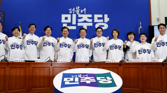 더불어민주당이 서울 여의도 국회에서 열린 선포식에서 민주당의 연속성·가치와 민주·미래·희망 품은 새 로고와 상징을 공개했다. 사진은 24일 오전 새 PI(Party Identity) 선포식 모습. /사진=뉴스1