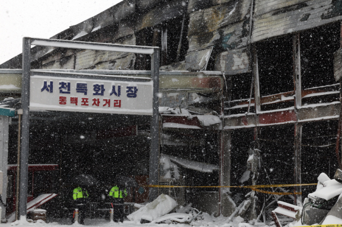  23일 오후 충남 서천군 서천수산물특화시장 화재 현장에서 경찰이 대기하고 있다. /사진=뉴시스