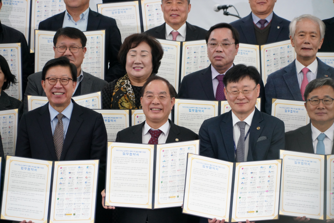 23일 진행된 업무협약에 박형준 부산시장(앞줄 왼쪽 첫번째), 하윤수 부산교육감(앞줄 왼쪽 2번째)등이 함께 했다./사진=부산교육청