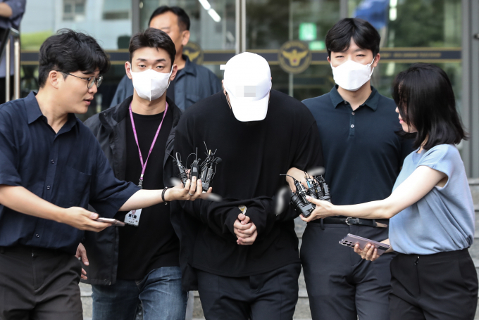 1심 재판부가 마약에 취한 상태로 롤스로이스 승용차를 몰다 행인을 치고 도주해 숨지게 한 20대 남성에게 징역 20년을 선고했다. 사진은 지난해 8월18일 오전 해당 남성이 서울 강남구 강남경찰서에서 검찰로 송치되는 모습. /사진=뉴시스