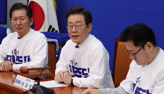 24일 이재명 더불어민주당 대표가 윤석열 대통령과 한동훈 국민의힘 비상대책위원장의 서천특화시장 화재 현장 방문을 정치쇼라고 비판했다. 사진은 이 대표(가운데)가 24일 서울 여의도 국회에서 열린 더불어민주당 새 PI 선포식에서 발언하는 모습. /사진=뉴시스