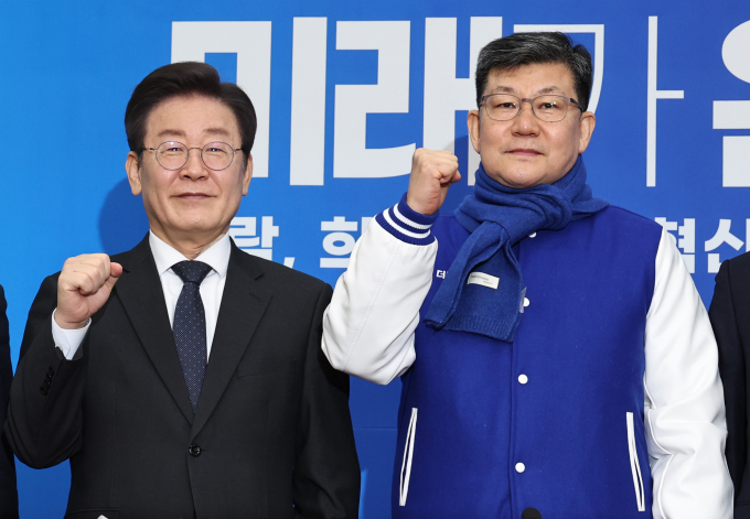 24일 더불어민주당이 김남근 변호사를 인재10호로 영입했다. 사진은 이 대표(왼쪽)가 24일 서울 여의도 국회에서 열린 인재영입식에서 김 변호사와 함께 파이팅을 외치고 있는 모습. /사진=뉴스1