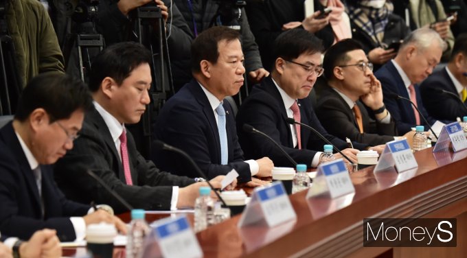 ▲ 서유석 금투협회장을 포함, 한자리에 모인 증권사 대표들