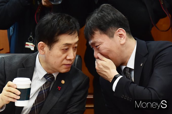 [머니S포토] 금융당국·증권업계 간담회 속 의견 나누는 김주현·이복현