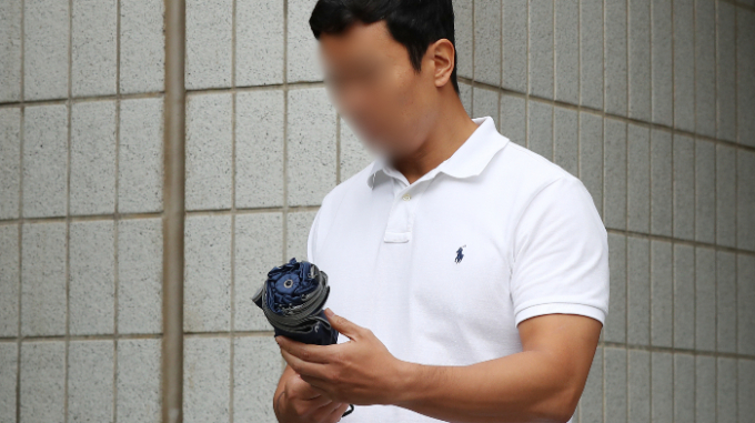 한 증권가 애널리스크가 주식을 미리 사고 매수 리포트를 작성해 5억원대 부당이득을 챙긴 혐의로 실형을 선고받자 항소했다. 사진은 애널리스트 어모씨가 11일 오전 서울 양천구 서울남부지방법원에서 열린 영장실질심사를 마친 뒤 법원을 나선 모습. /사진=뉴스1