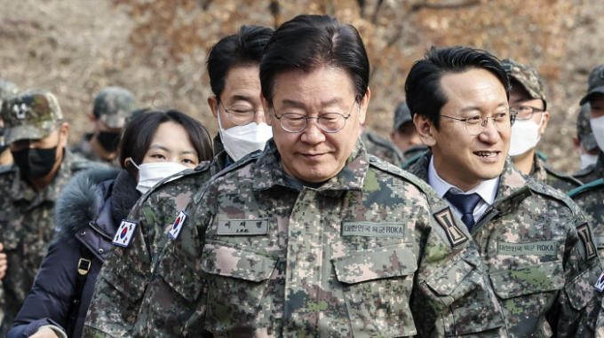 이재명 더불어민주당 대표가 경기 김포 소재 해병 2사단 1여단을 방문해 국군 장병들에 대한 복지와 근무환경 처우 개선을 약속했다. 사진은 지난해 1월 경기 파주 소재 방공부대를 방문한 이 대표. 기사 내용과는 무관. /사진=뉴시스