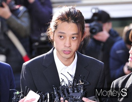 성폭행범 정준영 출소를 앞두고 구 절친들이 연달아 활동을 재개했다. 사진은 지난 2019년 3월 종로구 서울지방경찰청에 출석한 가수 정준영. /사진=장동규 기자