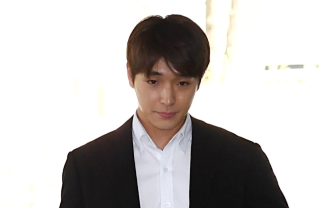 최종훈이 일본에서 복귀를 앞두고 있다. 사진은 지난 2019년 5월 서울 서초구 서울중앙지방법원에서 열린 영장실질심사(구속 전 피의자 심문)에 출석한 성폭력 범죄의 처벌 등에 관한 법률 위반(특수준강간) 등 혐의를 받는 FT아일랜드 출신 최종훈. /사진=장동규 기자