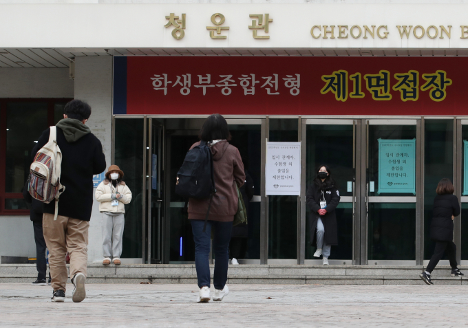 경찰이 경희대 음대 교수의 입시 비리 의혹과 관련해 조사를 벌이고 있다. 사진은 지난 2022년 12월 서울 동대문구 경희대학교에서 수험생들이 2023학년도 대학 수시모집 면접을 치르기위해 입실하고 있는 모습. /사진=뉴스1