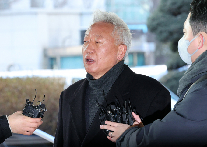 강의 중 학생들에게 "일본군 위안부는 강제로 연행되지 않았다"고 발언해 논란이 된 류석춘(69) 전 연세대학교 교수가 1심에서 일부 무죄를 선고받았다. 사진은 류 전 교수가 24일 오전 서울 마포구 서울서부지법에서 열린 1심 선고 공판에 출석하면서 취재진과 인터뷰하는 모습. /사진=뉴스1