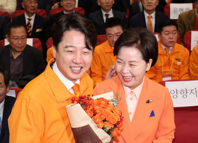 24일 이준석 개혁신당 대표와 양향자 한국의희망 대표가 "대한민국 정치개혁과 22대 총선 승리를 위해 힘을 모으겠다"며 합당을 선언했다. 사진은 이 대표(왼쪽)가 지난 20일 서울 여의도 국회의사당 의원회관에서 열린 개혁신당 창당대회에서 양 대표에게 축하를 받는 모습. /사진=뉴스1