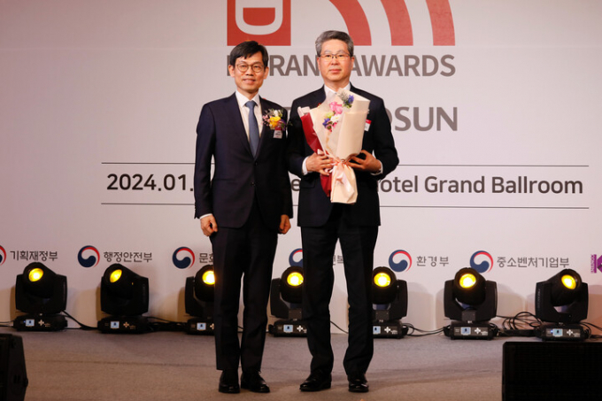 ‘2024년 K-브랜드 어워즈’ 시상식에서 이병열 화성시 기획조정실장(오른쪽)이 수상 후 포즈를 취하고 있다. / 사진제공=화성시