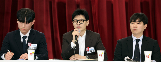 24일 대학생들과의 현장간담회에 참석한 한동훈 국민의힘 비상대책위원장이 운동권 정치인들에게 죄송한 마음이 전혀 없다고 밝혔다. 사진은 한 비대위원장(가운데)이 24일 서울 동작구 숭실대학교 한경직기념관에서 열린 ‘함께하는 대학생의 미래’ 대학생 현장간담회에서 인사말을 하는 모습. /사진=뉴스1 