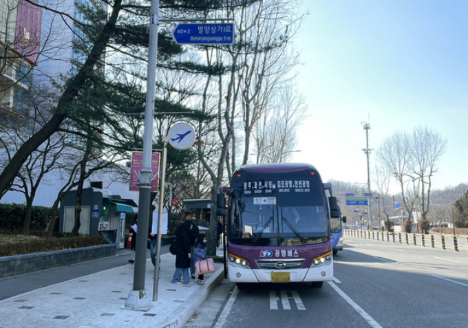 과천 시민들이 정부과천청사 정류소에서 공항버스 8842번을 이용하고 있다. / 사진제공=과천시