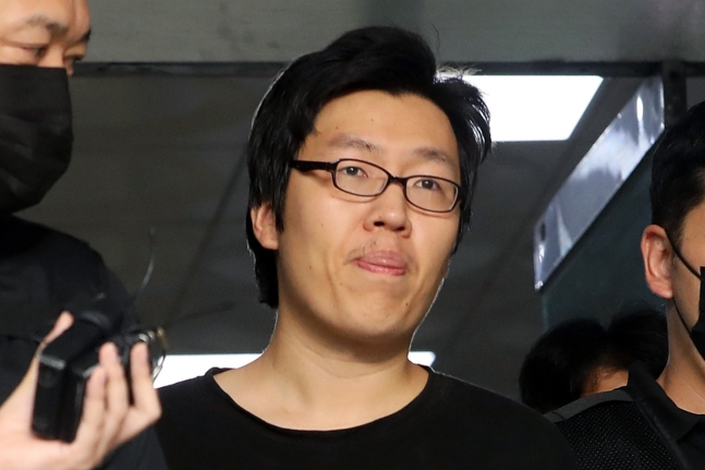 '신림 등산로 살인범' 최윤종(31)이 1심에서 무기징역을 선고받고 불복해 항소했다.사진은 최윤종이 지난해 8월25일 오전 서울 관악경찰서에서 검찰로 송치되는 모습. /사진=뉴스1
