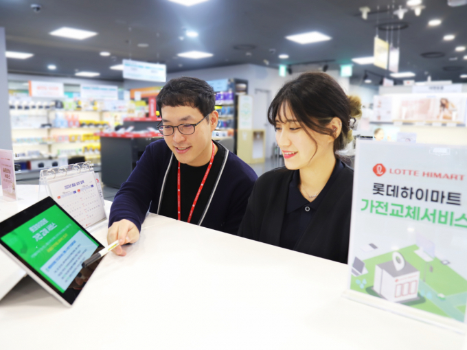 롯데하이마트가 지난해 영업이익 82억원을 기록하며 흑자 전환했다. 한 소비자가 롯데하이마트의 가전교체서비스를 살펴보고 있다. /사진=롯데하이마트