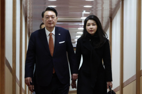 윤석열 대통령이 김건희 여사 디올백 논란에 대한 입장을 밝혀야 한다고 생각하는 유권자 비율이 69%로 집계됐다. 사진은 네덜란드 국빈 방문 일정을 마치고 귀국한 윤 대통령과 김 여사가 지난해 12월15일 성남 서울공항에 도착한 모습. /사진=뉴시스