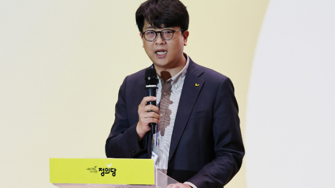 정의당이 거대 양당을 향해 위성정당 난립을 막고 준연동형이 갖고 있는 비례성을 증진하기 위한 준연동형 비례대표제 유지와 상한선 방식 수용을 주장했다. 사진은 지난 14일 서울 여의도 국회에서 열린 제12차 정기 당대회에서 김 위원장이 인삿말하는 모습. /사진=뉴스1