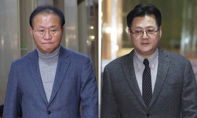 24일 여·야가 50인 미만 사업장에 대한 중대재해처벌법(중대재해법) 적용을 유예하는 법안을 논의하기 위해 만났으나 결국 합의가 불발됐다. 사진은 윤재옥 국민의힘 원내대표(왼쪽)와 홍익표 더불어민주당 원내대표가 24일 서울 여의도 국회에서 김진표 국회의장과의 회동을 위해 각각 국회의장실로 향하고 있는 모습. /사진=뉴스1