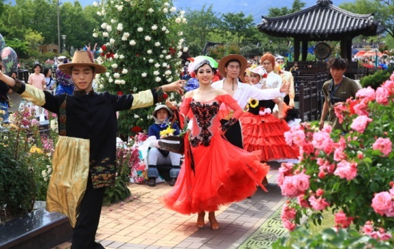 곡성세계장미축제가 문화체육관광부의'2024-2025년 예비 문화관광축제'에 선정됐다. 사진은 지난해 열린 곡성세계장미축제 모습/곡성군