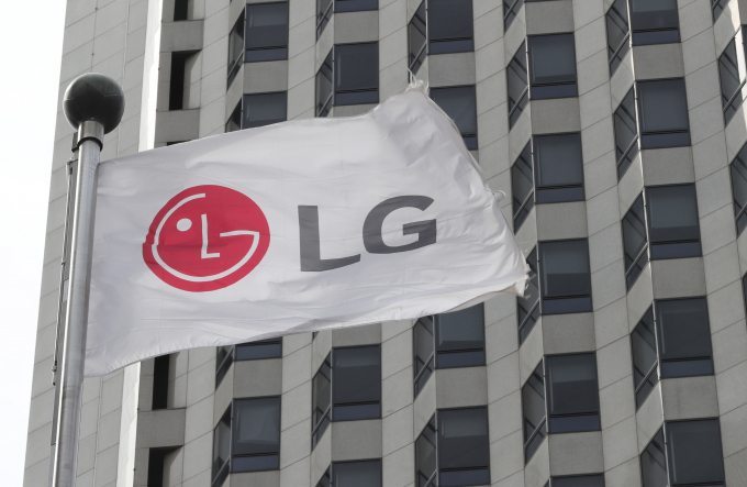 서울 여의도 LG트원타워에 LG깃발이 바람에 흔들리고 있다./ 사진=뉴스1