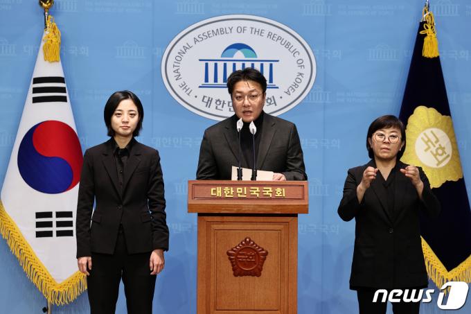 제3지대 신당 '새로운선택'에 합류한 류호정 전 의원과 조성주 공동대표가 24일 오후 서울 여의도 국회 소통관에서 산업재해 관련정책 발표 기자회견을 하고 있다. 2024.1.24/뉴스1 ⓒ News1 구윤성 기자