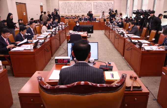  대구와 광주를 잇는 '달빛철도 특별법'이 우여곡절 끝에 국회 법제사법위원회를 통과했다. 사진은 24일 서울 여의도 국회에서 열린 법제사법위원회 전체회의를 주재하는 김도읍 국회 법사위원장의 모습. /사진=뉴스1