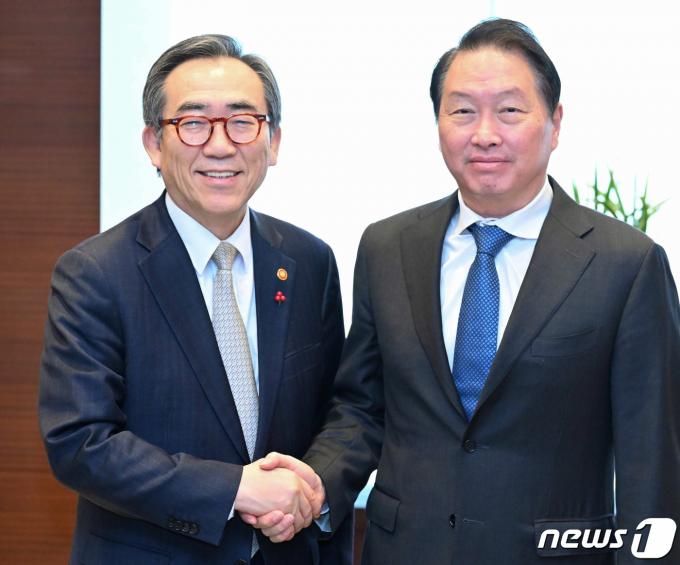 [사진] 최태원 대한상의 회장 만난 조태열 외교부 장관