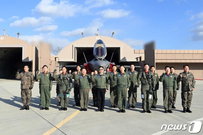 [사진] 신원식 국방 장관, F-35 스텔스 전투기 부대 점검