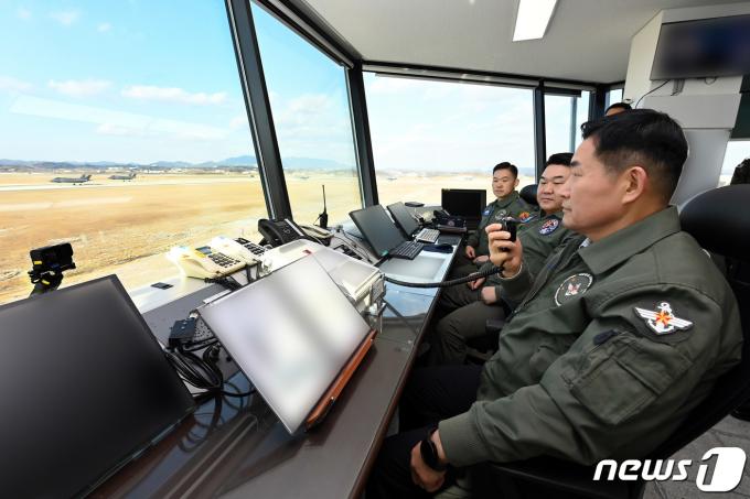 [사진] 공군 17전투비행단 찾은 신원식 국방부 장관
