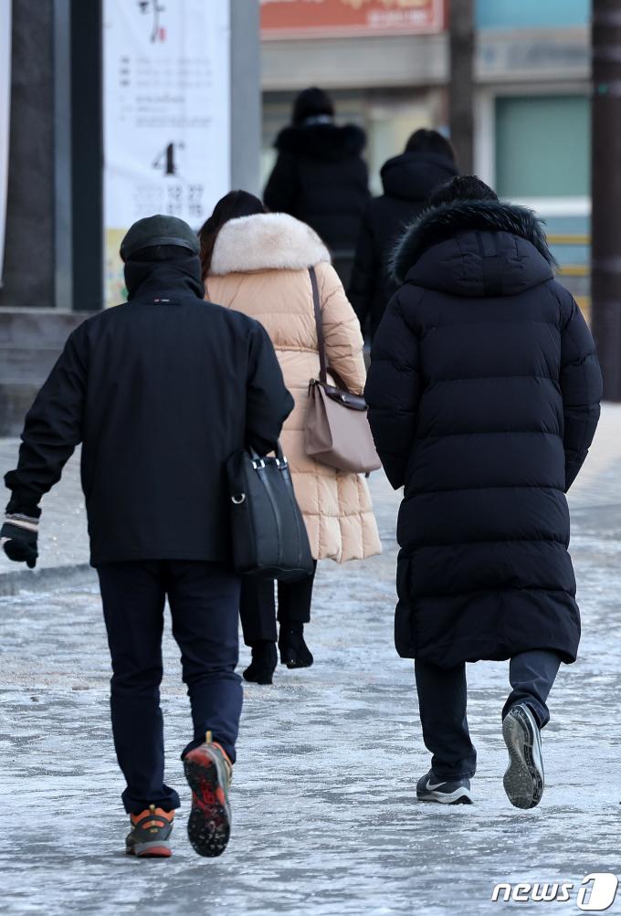 서울 안국역 인근에서 시민들이 빙판길을 조심히 걸어 출근하고 있다. 2024.1.8/뉴스1 ⓒ News1 박지혜 기자