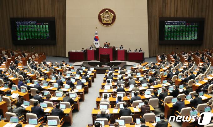 9일 오후 서울 여의도 국회 본회의장에서 열린 제411회 국회(임시회) 제4차 본회의에서 우주항공청 설치 및 운영에 관한 특별법안(대안)이 재석 266명 가운데 찬성 263표, 기권 3표로 가결되고 있다. 2024.1.9/뉴스1 ⓒ News1 이승배 기자
