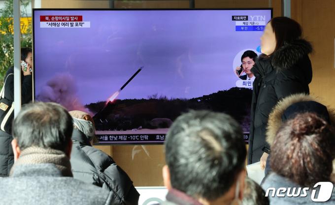북한이 서해상으로 순항미사일 수 발을 발사한 24일 오전 서울 중구 서울역을 찾은 시민들이 북한 미사일 발사 뉴스를 시청하고 있다. 합동참모본부는 