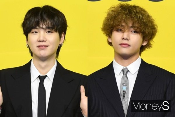 아이돌 그룹 방탄소년단(BTS) 멤버를 사칭해 병역 관련 사항과 미공개 음원 등 정보를 무단으로 수집한 혐의 등으로 재판에 넘겨진 20대 남성이 1심에서 실형을 선고받았다. 사진은 지난 2021년 서울 송파구 방이동 올림픽공원 올림픽홀에서 열린 새 디지털 싱글 'Butter'(버터) 발매 기념 글로벌 기자간담회에 참석한 그룹 방탄소년단 멤버 슈가와 뷔. /사진=장동규 기자